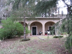 VENDESI Casa di campagna con terreno - Sovana - A 1 km dal centro storico