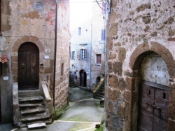 VENDESI Palazzetto in centro storico con giardino e cantina - Pitigliano - Centro storico